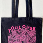 Black tote bag with map of Toulouse printed on the front in pink color